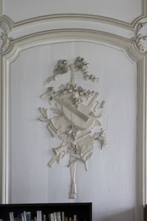 Intérieur, premier étage, pièce donnant sur la cour : détail d'un décor de lambris avec une mandoline. © Région Bourgogne-Franche-Comté, Inventaire du Patrimoine