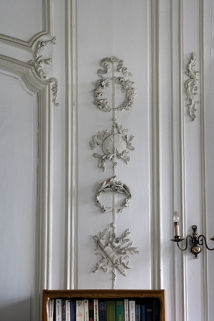 Intérieur, premier étage, pièce donnant sur la cour : détail d'un décor de lambris à panneau étroit. © Région Bourgogne-Franche-Comté, Inventaire du Patrimoine