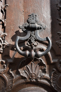 Façade antérieure sur rue, portail d'entrée : détail du heurtoir. © Région Bourgogne-Franche-Comté, Inventaire du Patrimoine