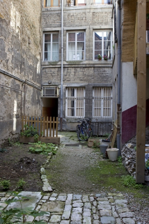 Logis principal, façade sur cour : détail du rez-de-chaussée et du premier étage. © Région Bourgogne-Franche-Comté, Inventaire du Patrimoine