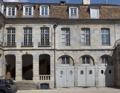 Vue d'ensemble de l'aile droite sur cour. © Région Bourgogne-Franche-Comté, Inventaire du Patrimoine