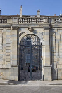 Vue d'ensemble du portail dans clôture. © Région Bourgogne-Franche-Comté, Inventaire du Patrimoine