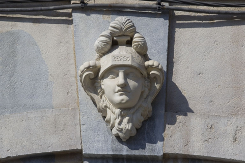 Fenêtre, détail d'une clé : tête casquée. © Région Bourgogne-Franche-Comté, Inventaire du Patrimoine