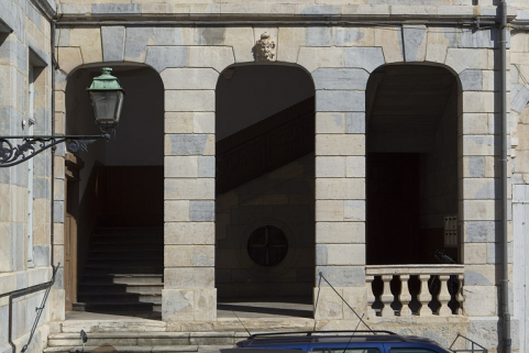 Aile droite : détail des trois baies libres du rez-de-chaussée. © Région Bourgogne-Franche-Comté, Inventaire du Patrimoine