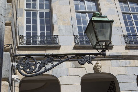 Vue d'ensemble du bec de gaz sur la façade en fond de cour. © Région Bourgogne-Franche-Comté, Inventaire du Patrimoine