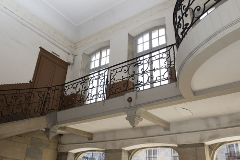 Aile droite, escalier : premier étage, vue de la grille en ferronnerie du palier. © Région Bourgogne-Franche-Comté, Inventaire du Patrimoine