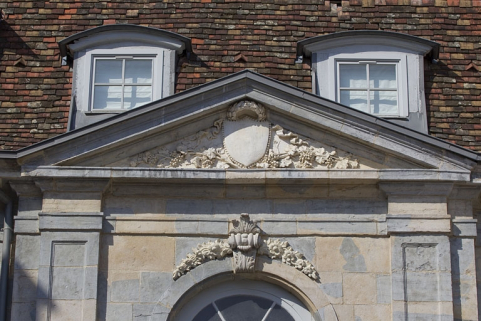 Façade en fond de cour : détail du fronton de l'avant-corps central. © Région Bourgogne-Franche-Comté, Inventaire du Patrimoine
