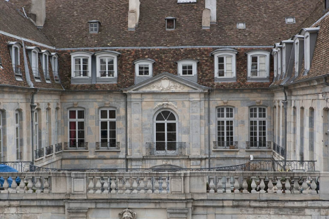 Vue rapprochée en hauteur de la balustrade du mur de clôture et du premier étage des façades sur cour. © Région Bourgogne-Franche-Comté, Inventaire du Patrimoine