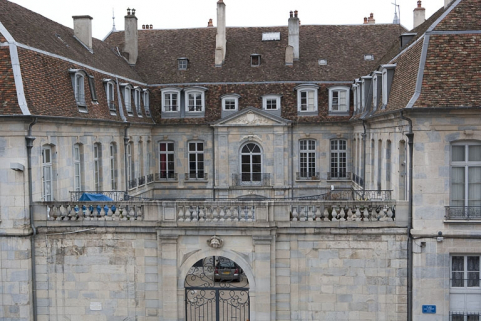 Vue d'ensemble en hauteur de la clôture et du premier étage des bâtiments sur cour. © Région Bourgogne-Franche-Comté, Inventaire du Patrimoine