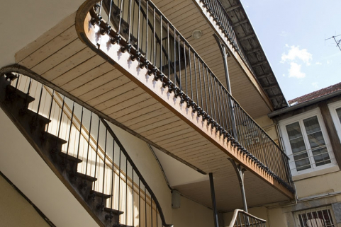 Escalier à cage ouverte sur cour : détail de la partie supérieure. © Région Bourgogne-Franche-Comté, Inventaire du Patrimoine