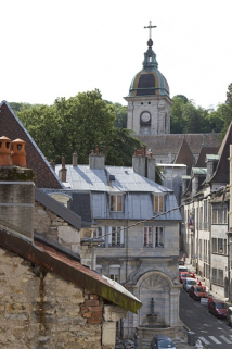 Vue de la fontaine de la place Victor Hugo et du clocher de la cathédrale depuis le haut d'une maison de la place. © Région Bourgogne-Franche-Comté, Inventaire du Patrimoine