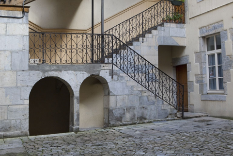 Escalier à cage ouverte sur cour : détail des deux premières volées. © Région Bourgogne-Franche-Comté, Inventaire du Patrimoine