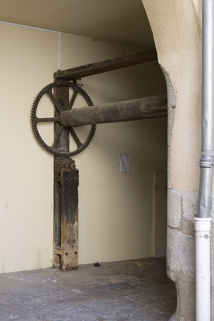 Détail du treuil pour monter et descendre les tonneaux dans la cave de l'immeuble. © Région Bourgogne-Franche-Comté, Inventaire du Patrimoine