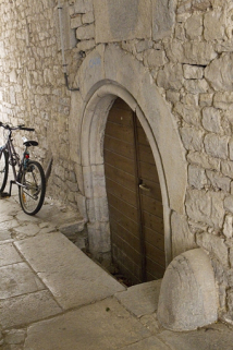 Détail de l'entrée de la cave de la maison entre les deux cours. © Région Bourgogne-Franche-Comté, Inventaire du Patrimoine