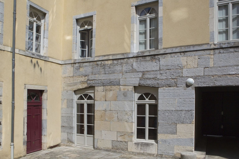 Immeuble : vue des façades sur la première cour à droite du passage cocher. © Région Bourgogne-Franche-Comté, Inventaire du Patrimoine