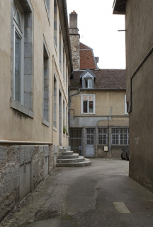 Vue de la deuxième cour depuis l'entrée. © Région Bourgogne-Franche-Comté, Inventaire du Patrimoine