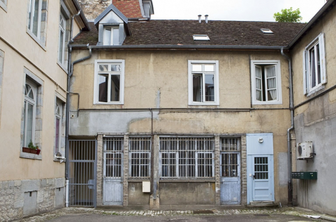 Bâtiment en U : détail de l'aile au fond de la deuxième cour avec un atelier au rez-de-chaussée. © Région Bourgogne-Franche-Comté, Inventaire du Patrimoine