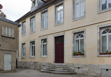 Maison entre les deux cour : façade postérieure de trois quarts droit. © Région Bourgogne-Franche-Comté, Inventaire du Patrimoine