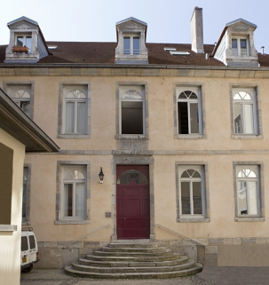 Maison entre les deux cours : façade postérieure, de face. © Région Bourgogne-Franche-Comté, Inventaire du Patrimoine