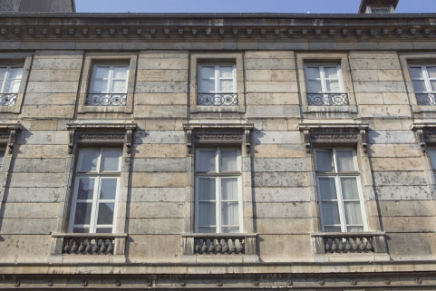 Façade antérieure : détail des premier et deuxième étages. © Région Bourgogne-Franche-Comté, Inventaire du Patrimoine