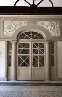 Passage cocher : détail de la porte d'entrée de l'escalier, de face. © Région Bourgogne-Franche-Comté, Inventaire du Patrimoine