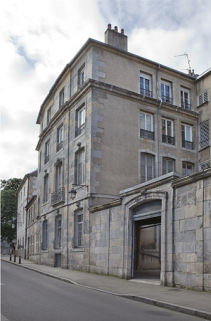 Vue d'ensemble de l'aile gauche depuis la rue, de trois quarts droit. © Région Bourgogne-Franche-Comté, Inventaire du Patrimoine