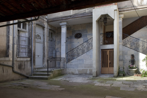Vue du départ de l'escalier en fond de cour, de trois quarts droit. © Région Bourgogne-Franche-Comté, Inventaire du Patrimoine