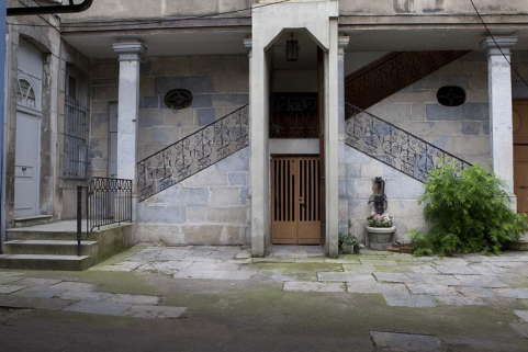 Vue du départ de l'escalier en fond de cour, de face. © Région Bourgogne-Franche-Comté, Inventaire du Patrimoine