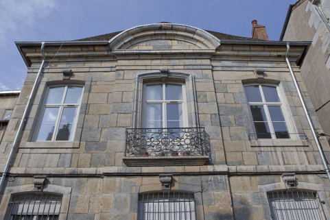 Aile droite : partie supérieure de la façade sur rue surmontée d'un fronton cintré. © Région Bourgogne-Franche-Comté, Inventaire du Patrimoine