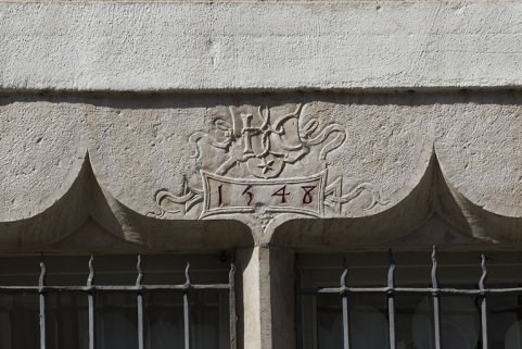Façade latérale droite, baie en accolade du rez-de-chaussée : détail de la date et du monogramme. © Région Bourgogne-Franche-Comté, Inventaire du Patrimoine