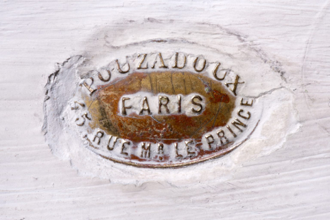 Détail : marque d'atelier (Pouzadoux de Paris). © Région Bourgogne-Franche-Comté, Inventaire du patrimoine