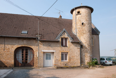 Façade antérieure vue de trois quart gauche. © Région Bourgogne-Franche-Comté, Inventaire du patrimoine