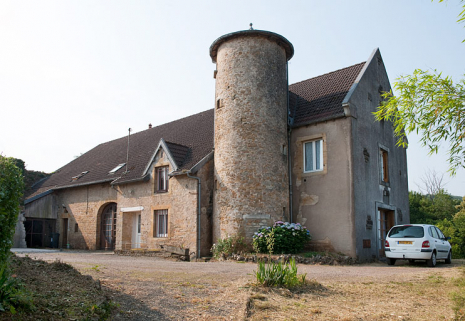 Façade antérieure, vue de trois quart droit. © Région Bourgogne-Franche-Comté, Inventaire du patrimoine