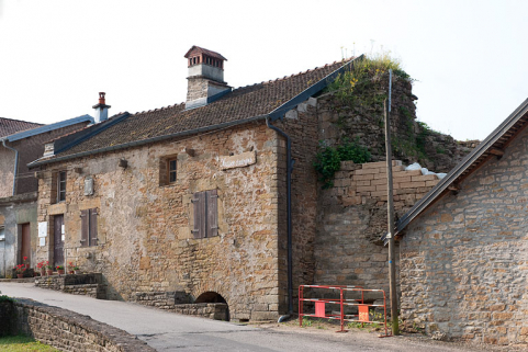 Vestiges d'une tour du château accolée à la "maison d'autrefois", Quartier de la Citadelle. © Région Bourgogne-Franche-Comté, Inventaire du patrimoine