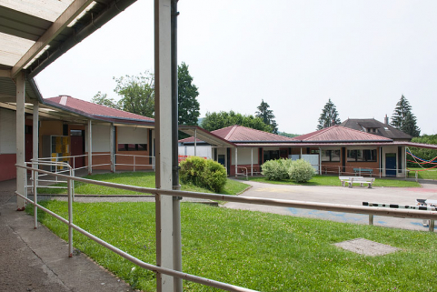 Vue de la cour de récréation depuis la galerie couverte. © Région Bourgogne-Franche-Comté, Inventaire du patrimoine