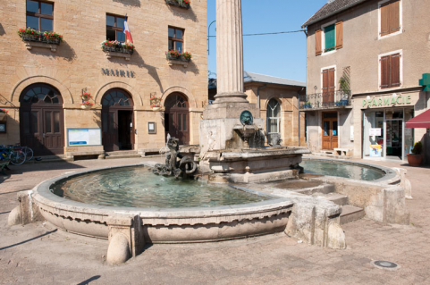 Vue générale des bassins de la fontaine. © Région Bourgogne-Franche-Comté, Inventaire du patrimoine