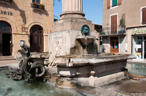 Vue rapprochée et de trois quart des bassins de la fontaine. © Région Bourgogne-Franche-Comté, Inventaire du patrimoine