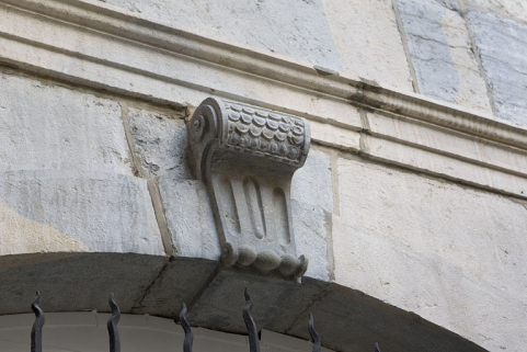 Façade antérieure en fond de cour : détail d'une clé de fenêtre. © Région Bourgogne-Franche-Comté, Inventaire du Patrimoine