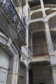 Escalier à cage ouverte : détail de la travée contre la façade du logis en fond de cour. © Région Bourgogne-Franche-Comté, Inventaire du Patrimoine