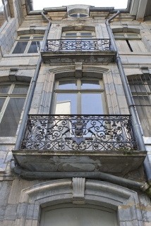 Façade antérieure en fond de cour : détail des balcon de la travée centrale. © Région Bourgogne-Franche-Comté, Inventaire du Patrimoine