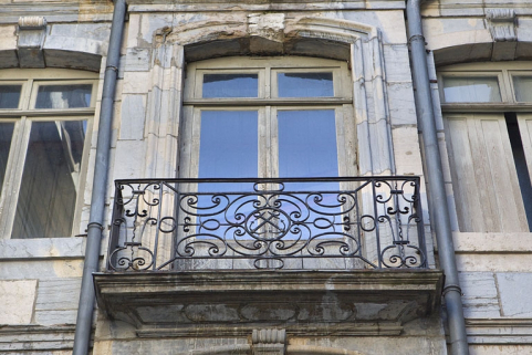 Façade antérieure en fond de cour : détail du balcon du deuxième étage. © Région Bourgogne-Franche-Comté, Inventaire du Patrimoine