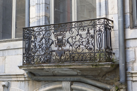 Façade antérieure en fond de cour : détail du balcon du premier étage. © Région Bourgogne-Franche-Comté, Inventaire du Patrimoine
