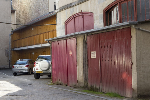 Détail des bûchers dans la deuxième cour, de trois quarts droit. © Région Bourgogne-Franche-Comté, Inventaire du Patrimoine