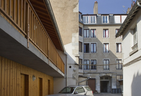 Détail des bûchers dans la deuxième cour, de trois quarts gauche. © Région Bourgogne-Franche-Comté, Inventaire du Patrimoine
