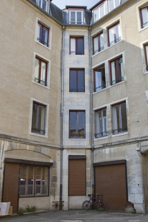 Détail d'un angle de la façade du logis principal dans la deuxième cour. © Région Bourgogne-Franche-Comté, Inventaire du Patrimoine
