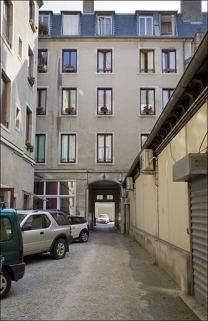 Vue d'ensemble de la façade du logis principal au fond de la première cour. © Région Bourgogne-Franche-Comté, Inventaire du Patrimoine