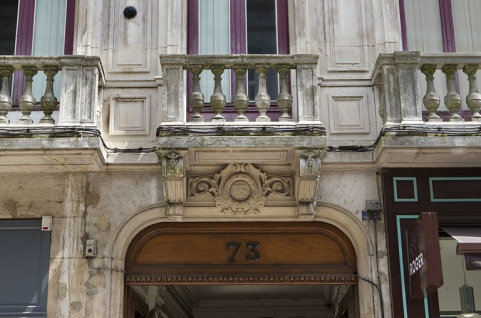 Logis principal, façade sur rue : détail du décor sur l'arc du portail d'entrée. © Région Bourgogne-Franche-Comté, Inventaire du Patrimoine