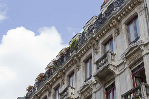 Logis principal, façade sur rue : détail de la surélévation, de trois quarts droit. © Région Bourgogne-Franche-Comté, Inventaire du Patrimoine
