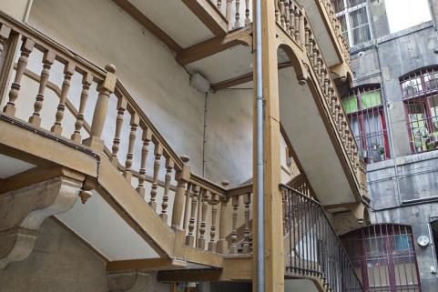 Escalier à cage ouverte de la première cour : détail de la rampe à balustres de bois. © Région Bourgogne-Franche-Comté, Inventaire du Patrimoine