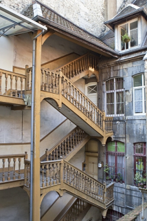 Escalier à cage ouverte de la première cour : vue d'ensemble. © Région Bourgogne-Franche-Comté, Inventaire du Patrimoine
